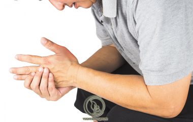 Tình trạng nổi cục ở đốt ngón tay có thể là dấu hiệu của Gout hay một số bệnh lý xương khớp nói chung. Nếu không can thiệp và điều trị kịp thời, các biến chứng xảy ra ảnh hưởng đến vận động và sinh hoạt của người bệnh lâu dài...